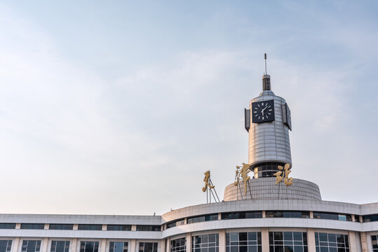 夕阳下中国天津站建筑外部