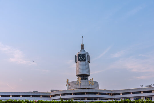 夕阳下中国天津站建筑外部