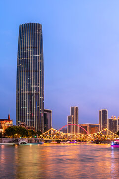 天津津湾广场的天津解放桥夜景