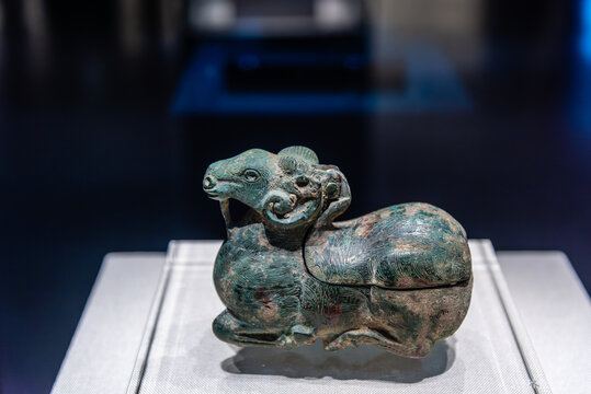 中国天津博物馆的汉代羊灯