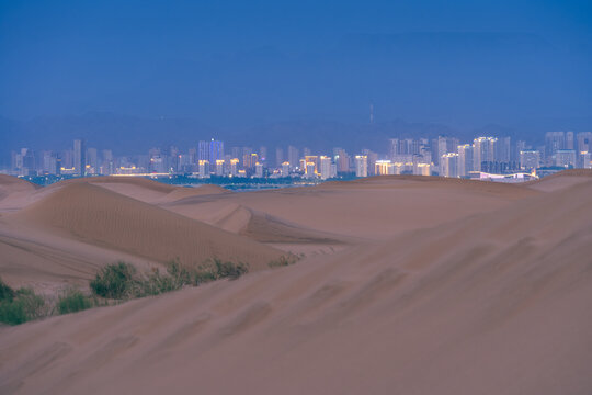 内蒙古乌海市傍晚夜景与沙漠