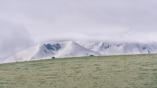 青海阿尼玛卿雪山与草原上的房子