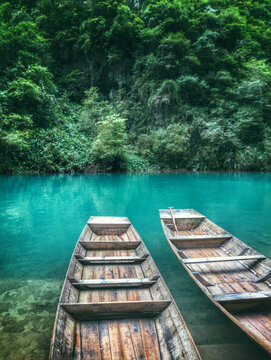 碧绿湖水木船靠岸