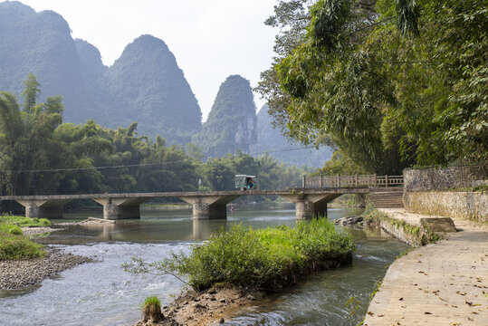 山景河流