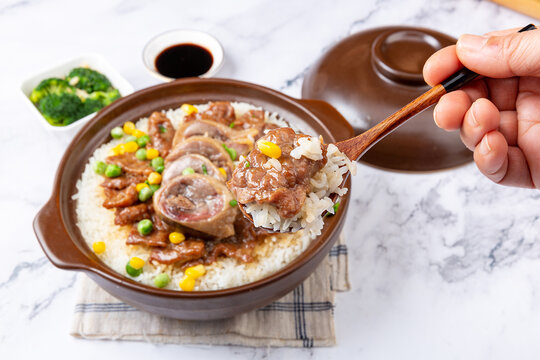 牛肉拼腊鸭煲仔饭