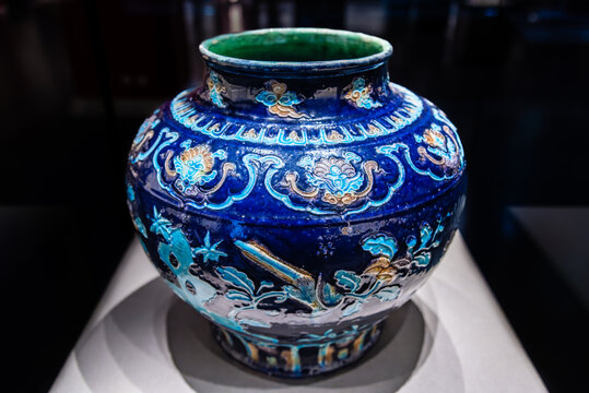 天津博物馆的明成化珐华花鸟图罐