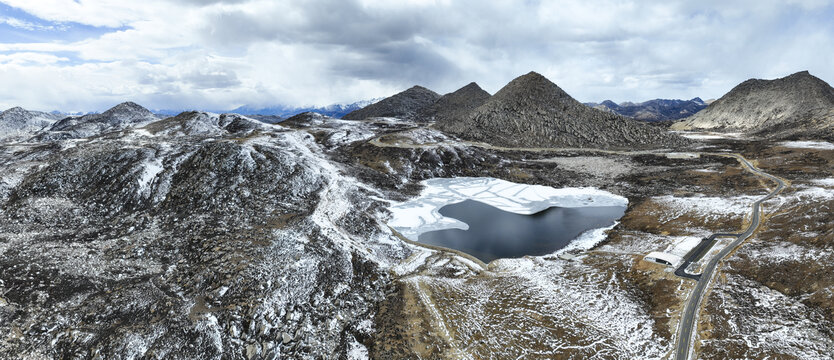 航拍四川甘孜理塘铁匠山湖区