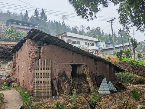 农村破旧的土坯房