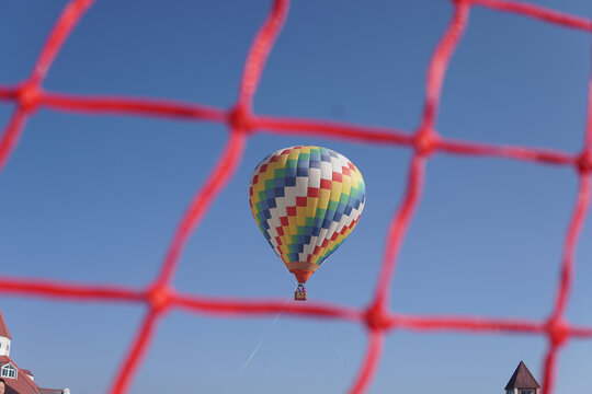 蓝天下的热气球
