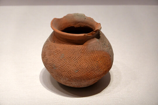 马桥文化泥质红陶罐