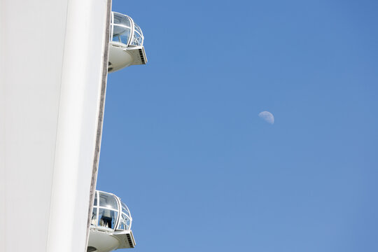 深圳湾区之光摩天轮与天空的月亮