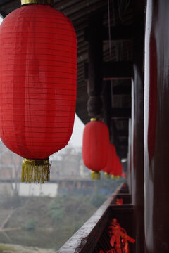 中式古建筑屋檐下的红灯笼