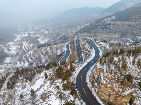 济南金刚纂盘山公路雪景