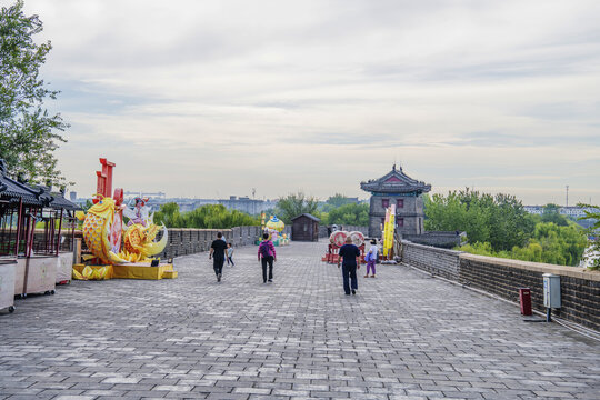 天下第一关牧营楼与城台树木