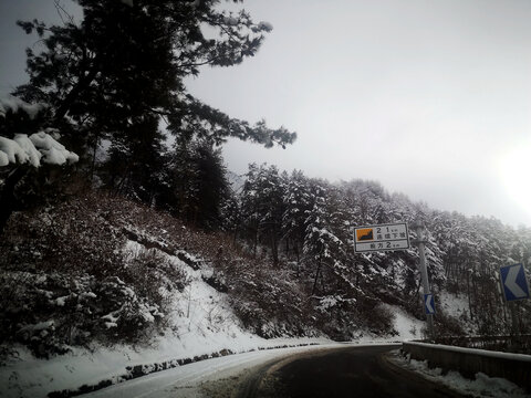 雪后盘山公路
