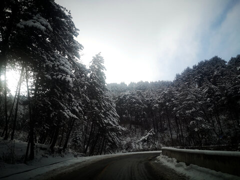 盘山公路雪景