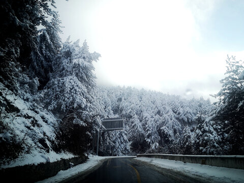 冬季的盘山公路