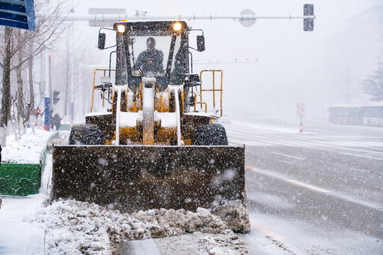 铲车清理道路积雪