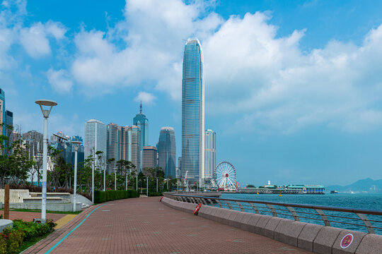 香港中环高楼大厦与海岸线风景