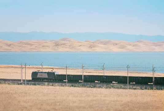 货运火车在青海湖尕海边行驶