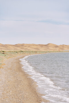 青海海北州青海湖尕海湖岸与沙漠