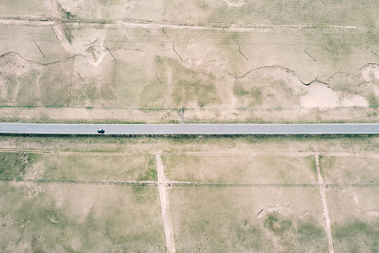 青海省海南州俯瞰荒原中的道路