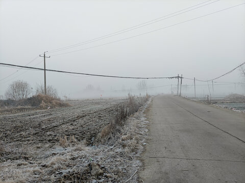 下霜的农村小路
