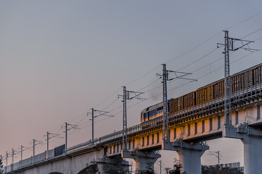 高架桥上行驶中的火车