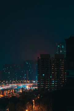 城市夜景下的高架桥