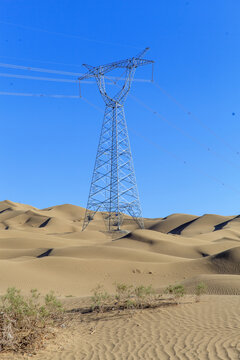 沙漠中的高压线铁塔