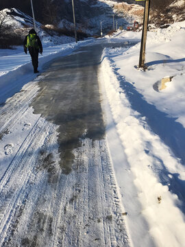 走在冰雪路面上