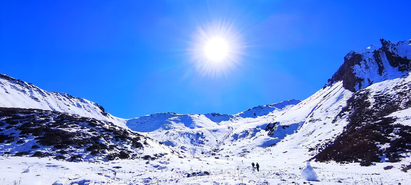 晴空雪山海儿凼