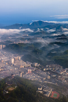 雾漫山城