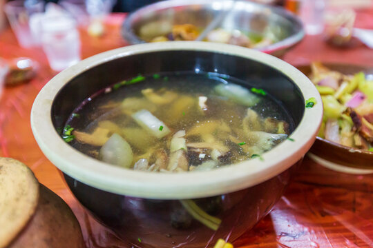 金秀瑶族美食香菇鸡汤