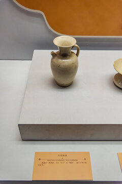 陕西历史博物馆的唐代白瓷执壶