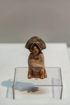长安博物馆的唐代彩绘假髻女俑