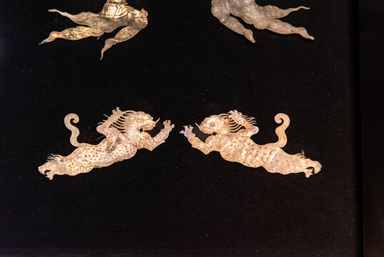 天津博物馆的唐代跃狮银箔饰