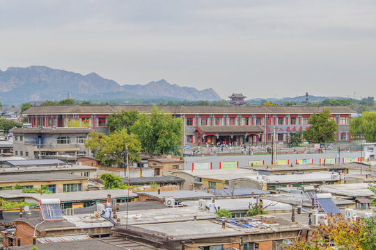 城楼上俯瞰山海关古城小学校