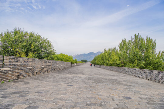 天下第一关山海关城楼与山峰