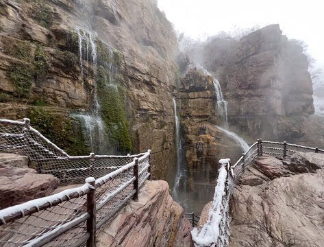 红石峡瀑布雪景