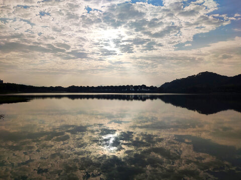 湖面日出