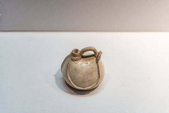 陕西历史博物馆的唐代白瓷皮囊壶