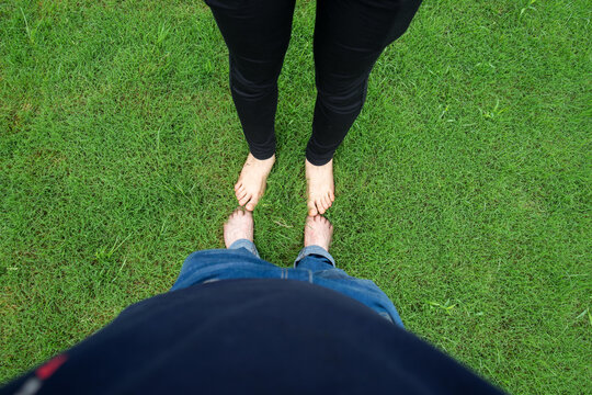 脚踩草坪
