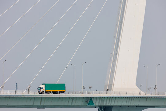 深圳湾公路大桥上的货车