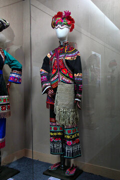 彝族妇女服饰