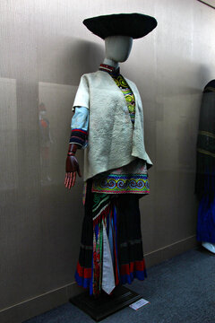 彝族妇女服饰