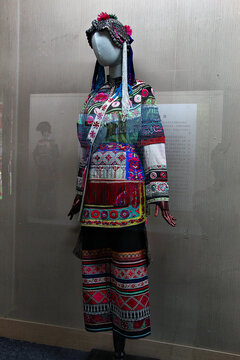 彝族女子服饰