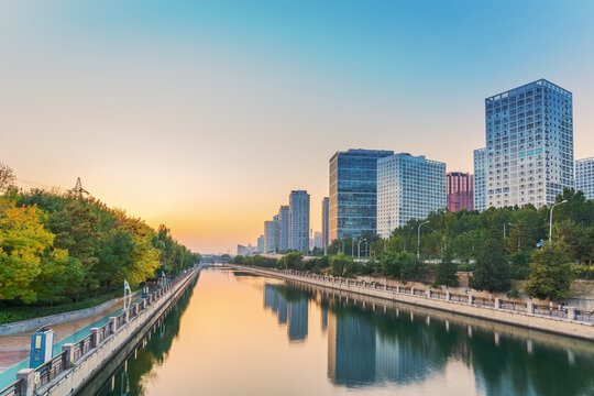 北京城市建筑天际线和通惠河风光