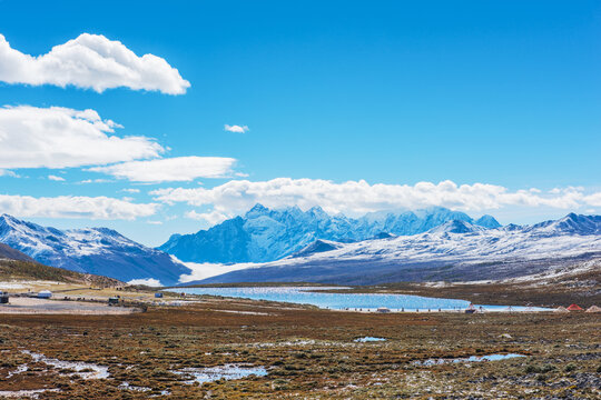 中国西藏格聂神山和草原牧场