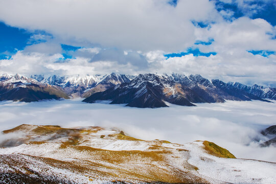 中国西藏格聂神山和云海美景